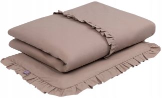 DETSKÁ POSTEĽNÁ SADA 2-DIELNA S VOLÁNKAMI, BAVLNA 120x90 Farba: Mocha mousse POŚCIEL DZIECIĘCA 2 ELEM Z FALBANKĄ BAWEŁNA 120x90 Vlastnosti produktu ➡️ Detská posteľná bielizeň pozostávajúca z dvoch častí : obliečky na vankúš 40x60cm a obliečky na perinu 120x90cm. ➡️ Obliečka na vankúš je z troch strán lemovaná volánikmi . Obliečka na paplón má na vrchnej strane prišitý ozdobný volánik. ➡️ Poskytuje pokojný spánok , teplo a pocit bezpečia. ➡️ Moderný dizajn zaručuje spokojnosť a perfektne zapadá do súčasných trendov. ➡️ Certifikovaná bavlna, z ktorej je posteľná bielizeň vyrobená, zaručuje vysokú kvalitu výrobku a dlhodobé používanie. ➡️ Obliečky na vankúše sa zapínajú zipsom bezpečným pre deti . POŚCIEL DZIECIĘCA 2 ELEM Z FALBANKĄ BAWEŁNA 120x90 Kolor beżowy Špecifikácia Značka : Infantilo Farba: Mocha mousse Rozmery: Vankúš 60x40 cm Prešívaná deka 120x90 cm Určené použitie : pre bábätká Ďalšie funkcie: Posteľná bielizeň je prateľná v práčke a žehliteľná. Volán Zloženie : 100% bavlna Cena je za sadu obliečok na vankúše. Vložky do posteľnej bielizne sú dostupné samostatne v našom obchode.